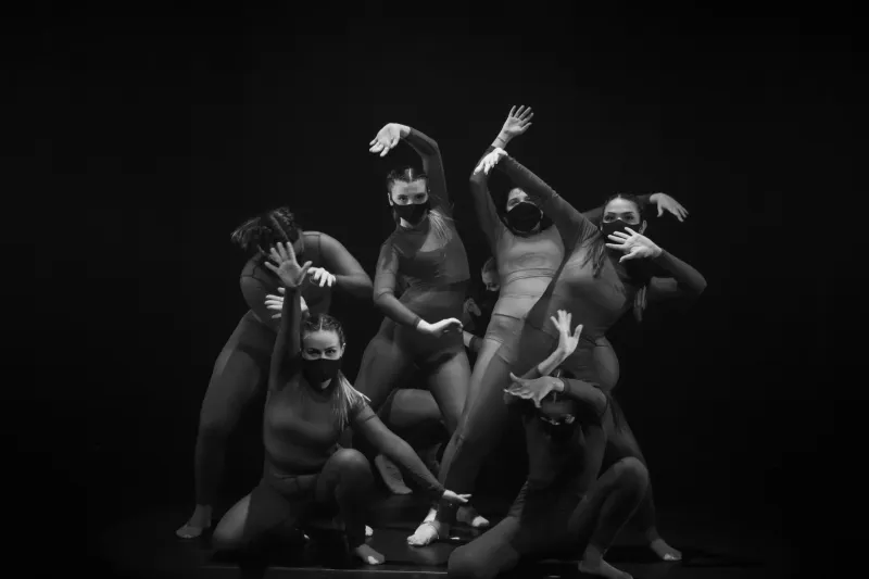 Il corpo come mappa: cinque pratiche di movimento e presenza per performer contemporanei