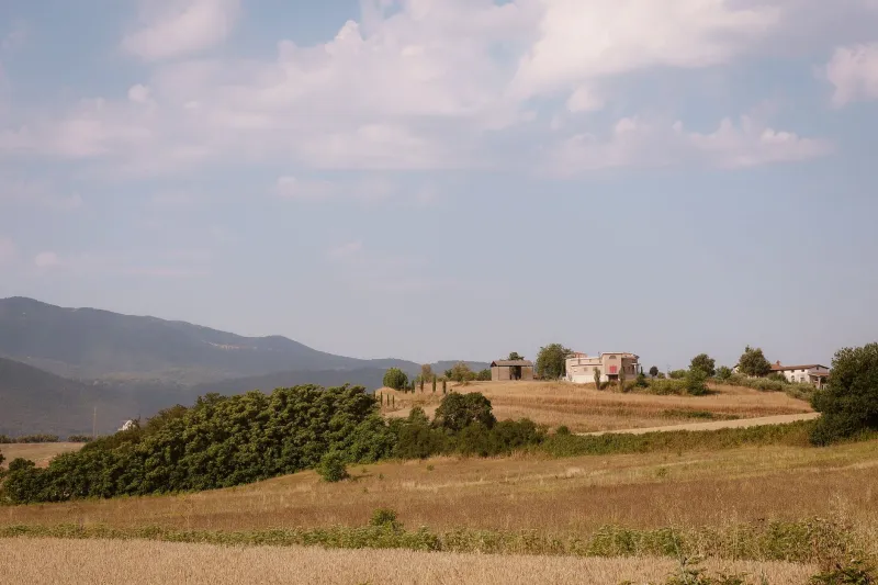 Radici nel margine: residenze teatrali e rigenerazione culturale nei territori dimenticati